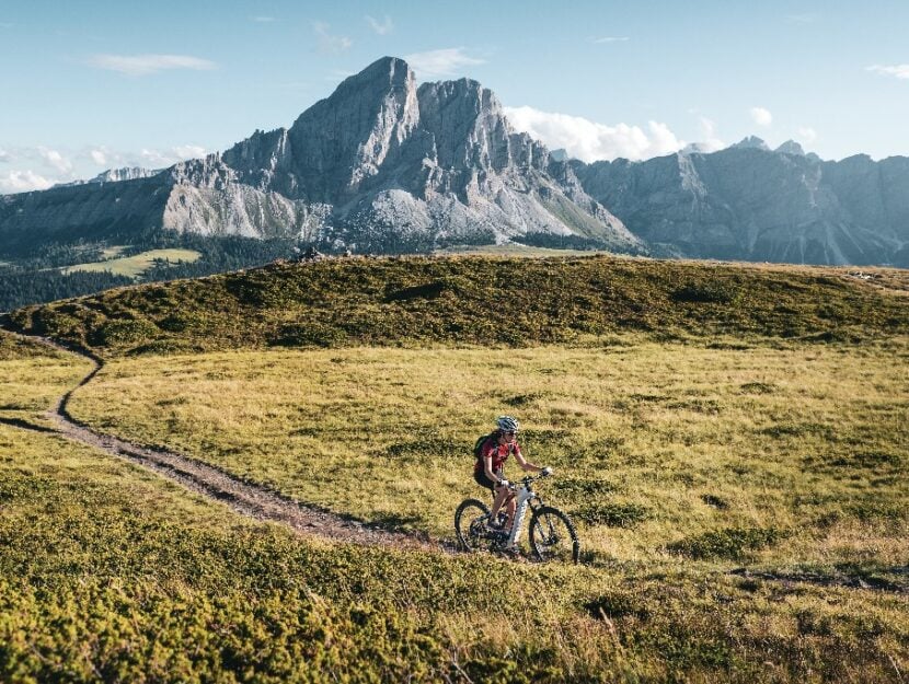 In MTB, con le Dolomiti alle spalle, lungo un tracciato sterrato nella regione turistica di San Vigi