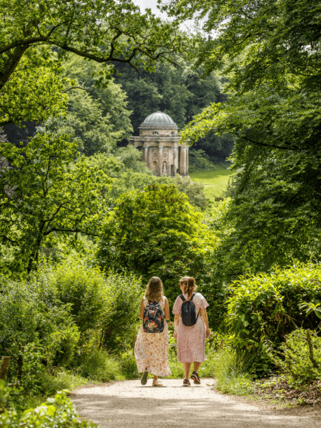 Itinerario Inghilterra con Jane Austen: Passeggiata nel parco di Stourhead nel Wiltshire, sullo sfondo il Tempio di Apollo.