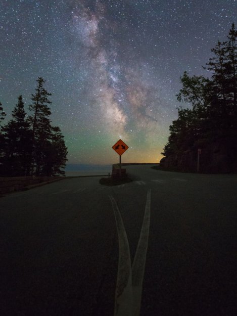 Cielo stellato sopra a un bivio di strade: metafora della astrocartografia come bussola