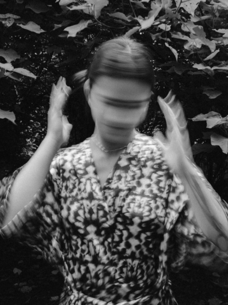 Ragazza scuote la testa confusa per il sovraccarico cognitivo