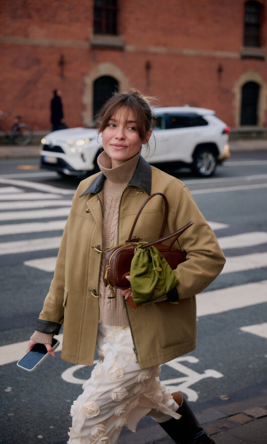 Cosa comprare ai saldi estivi e indossare in autunno: 5 must-have furbissimi