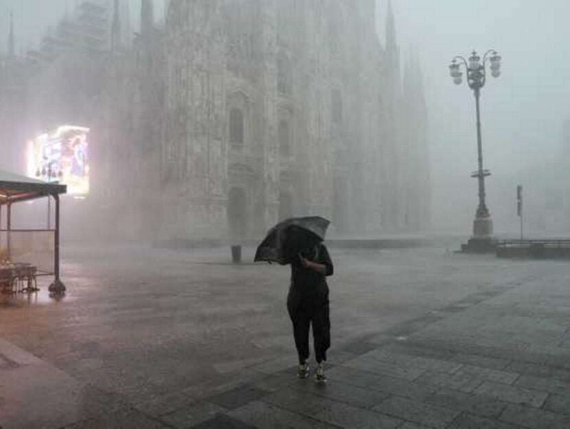 Piazza Duomo Milano colpita da un nubifragio