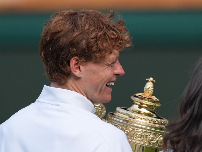 Sinner con il trofeo Wimbledon, 13 luglio 2025 (umiltà)