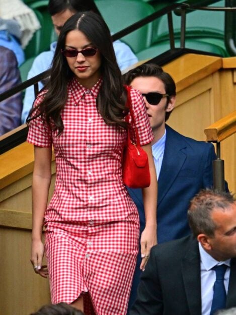 Olivia Rodrigo a Wimbledon con abito vichy