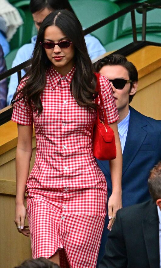 Olivia Rodrigo con il suo chemisier incanta Wimbledon