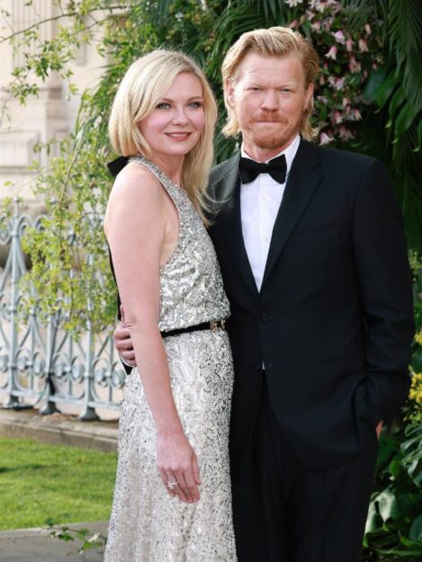 kirsten dunst al Bal D'Ete a Parigi. Come indossare una cintura con un vestito