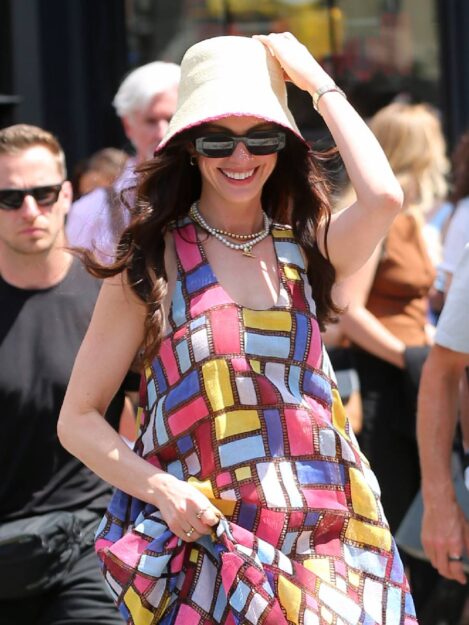 Anne Hathaway sul set del Diavolo veste Prada 2