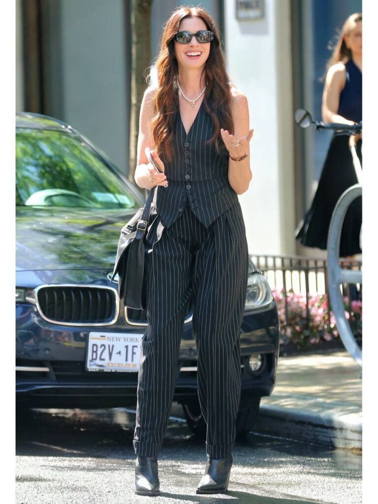 Anne Hathaway sul set De Il diavolo veste Prada 2 a New York. Indossa un completo vintage Jean Paul Gaultier
