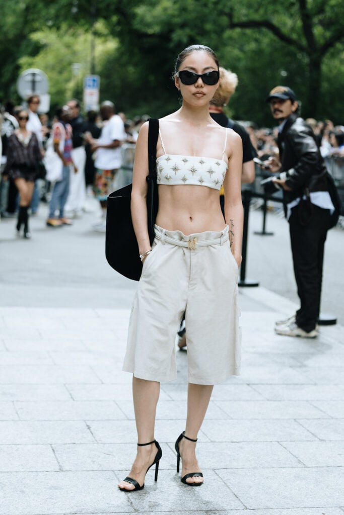 come vestirsi a luglio tendenze moda estate 2025 bermuda di lino
