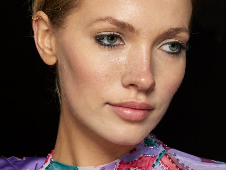 12 matite trucco che fanno tutto (e stanno in valigia)