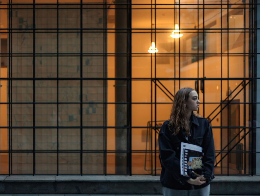 Ragazza con libri in mano, come giovani otroversi