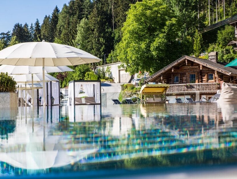 La piscina esterna dell'Alpin Family Resort Seetal, a Kaltenbach, nel cuore della valle Zillertal.