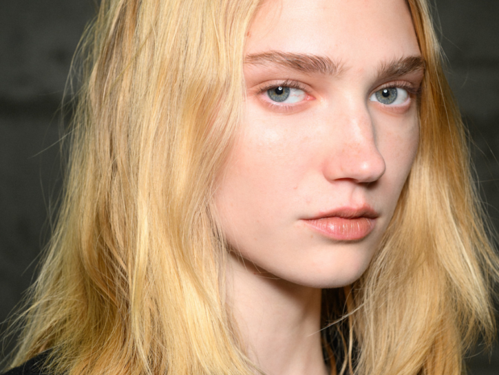 Addio sopracciglia sottili! Ecco come infoltirle per un look naturale