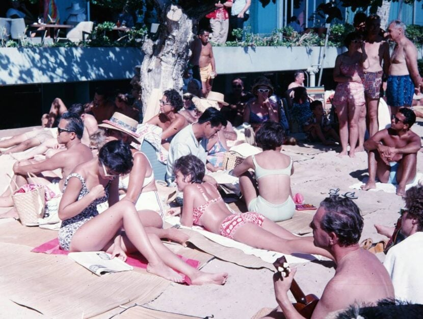 ai nostri tempi: nostalgia dell'este con un gruppo amici in spiaggia