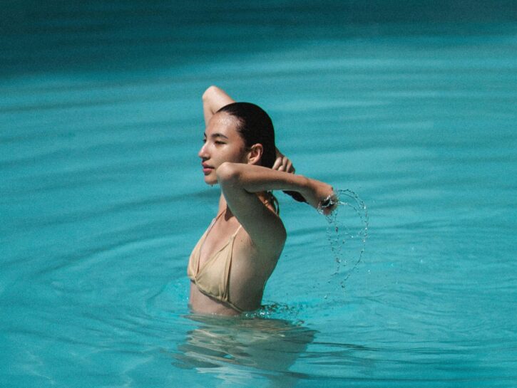Cloro, sole e make up: come difendere pelle e capelli in piscina