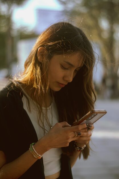 Ragazza che parla al telefono con un chatbot, come molti adolescenti fanno oggi