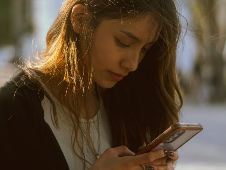 Chatbot e adolescenti: cosa stanno davvero raccontando i nostri figli all’intelligenza artificiale?