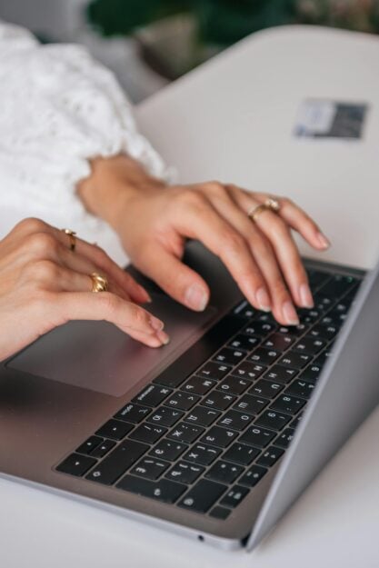 Donna al computer fa 730 precompilato evitando errori