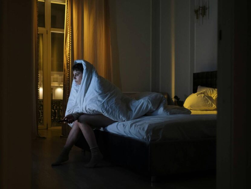 Risvegli notturni donna che soffre insonnia