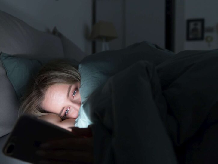 Più AI e porno, meno fiducia nelle relazioni: uno studio sulla Gen Z