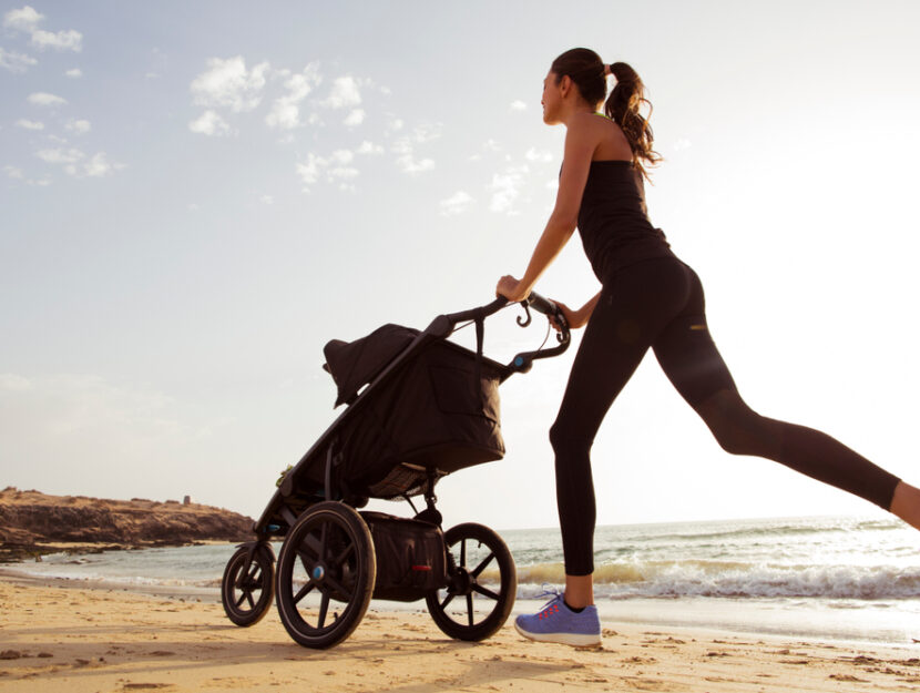 Tornare in forma dopo il parto: mamma corre con il passeggino