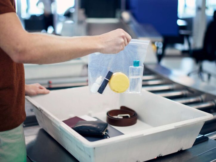 Stop ai limiti sui liquidi nel bagaglio a mano, ecco cosa cambia in aeroporto