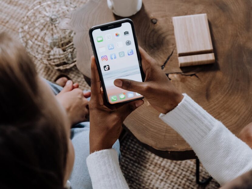 ragazze sul telefono stanno aprendo l'app TikTok