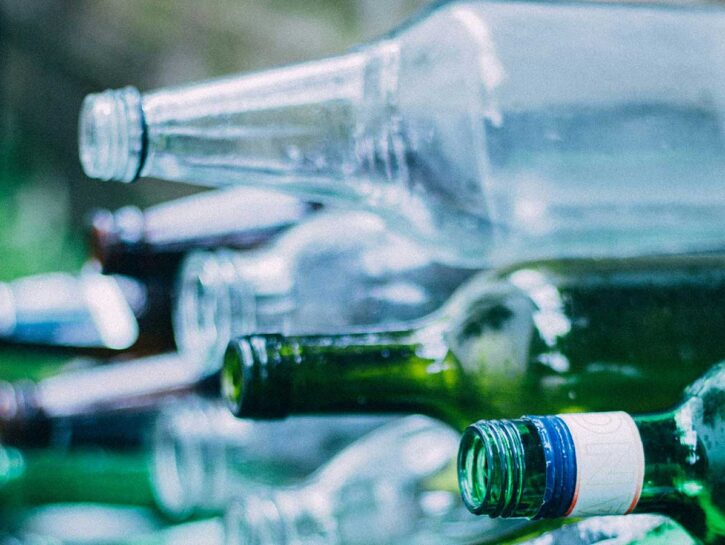 Più microplastiche nelle bottiglie di vetro che quelle in plastica: lo studio