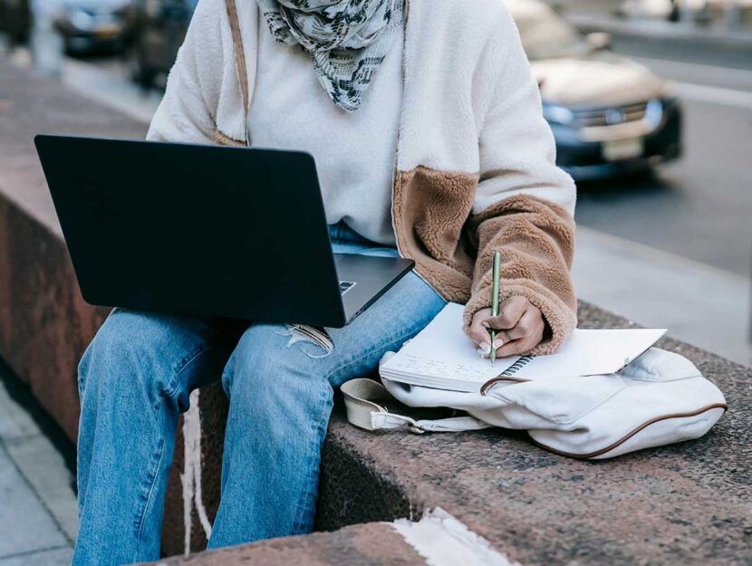 Donna cerca inserzioni di lavoro al pc