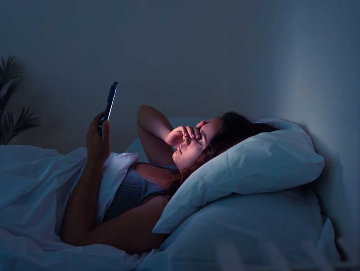 Smartphone a letto? Il nuovo studio sul sonno ribalta tutto