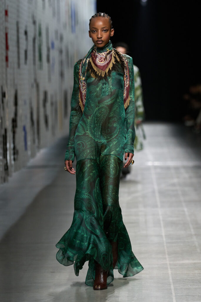 come abbinare il colore pantone 2026 verde petrolio transformative teal