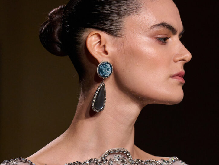 Lo chignon effetto wet è l'acconciatura della prossima stagione