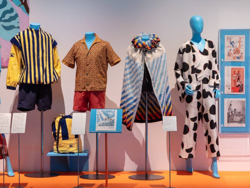 Un allestimento della mostra Splash! A Century of Swimming and Style al Design Museum di Londra