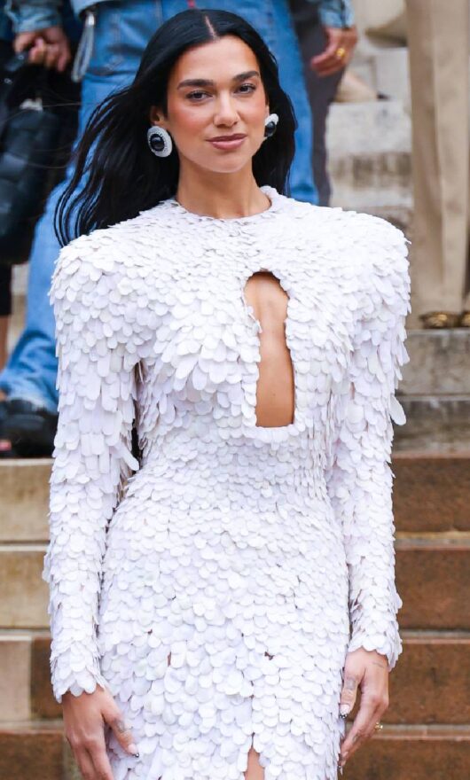 5 look iconici per celebrare i 30 anni di Dua Lipa