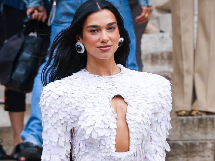 5 look iconici per celebrare i 30 anni di Dua Lipa