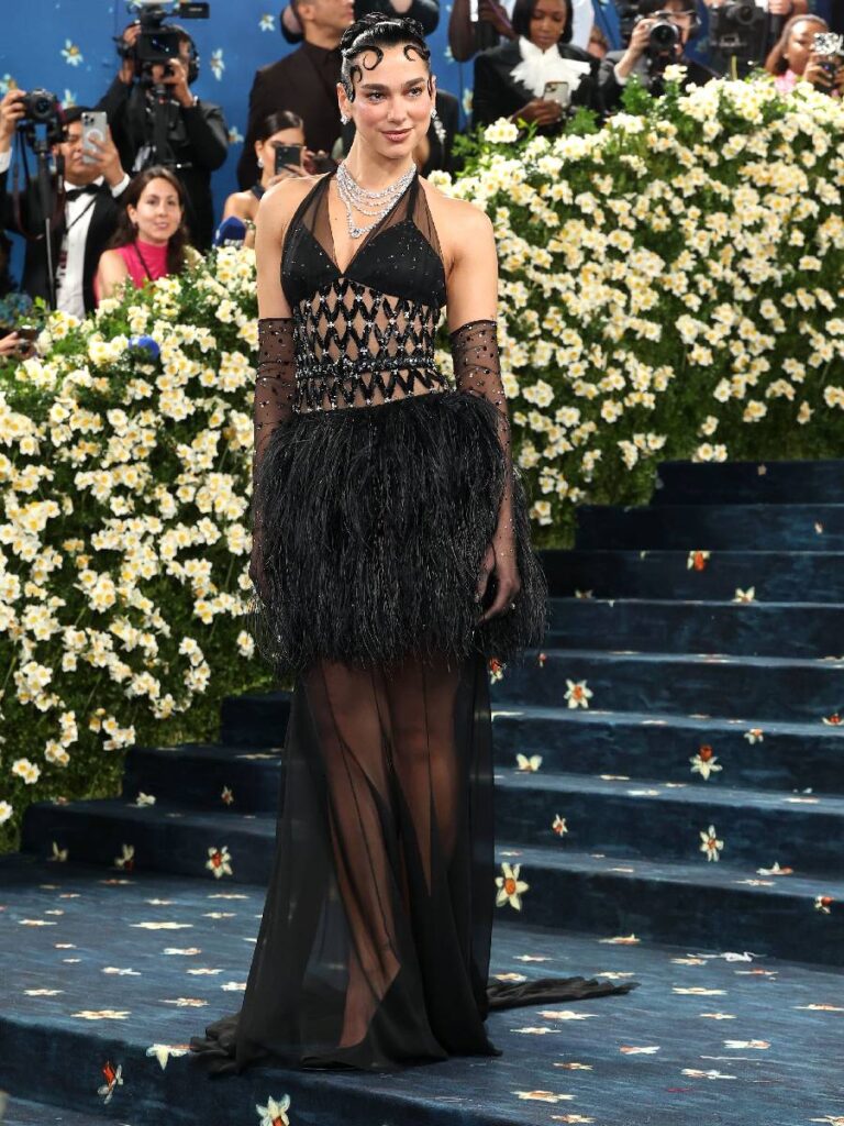 dua lipa compie 30 anni look più belli