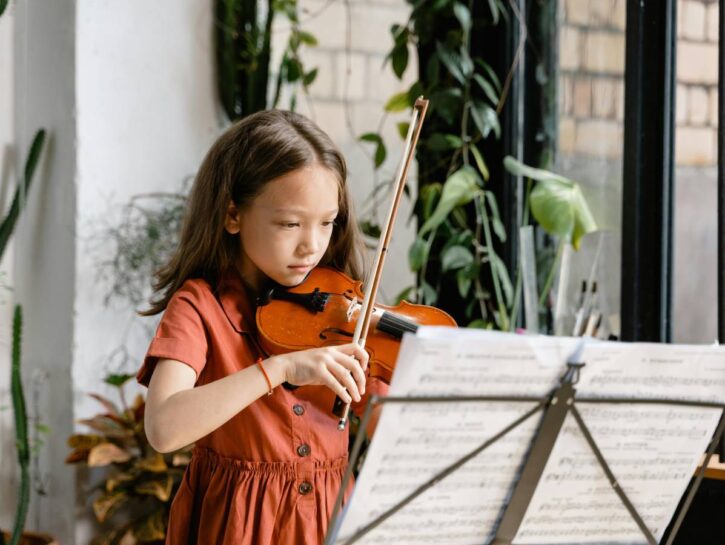 Basta violino e corsi di ogni tipo: ai figli serve oziare. Con voi!