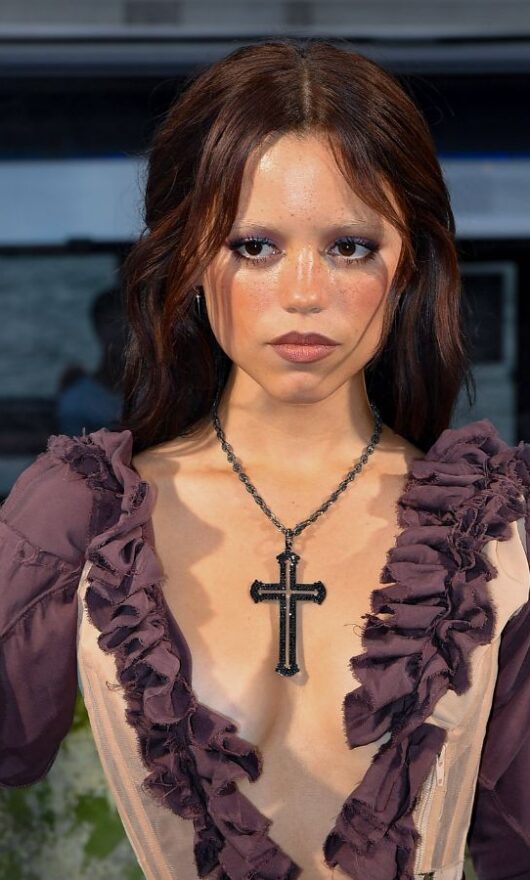 Mercoledì 2: lo stile di Jenna Ortega è ancora gotico ma non solo black
