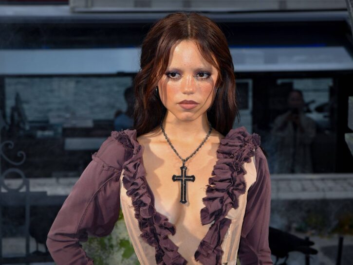 Mercoledì 2: lo stile di Jenna Ortega è ancora gotico ma non solo black