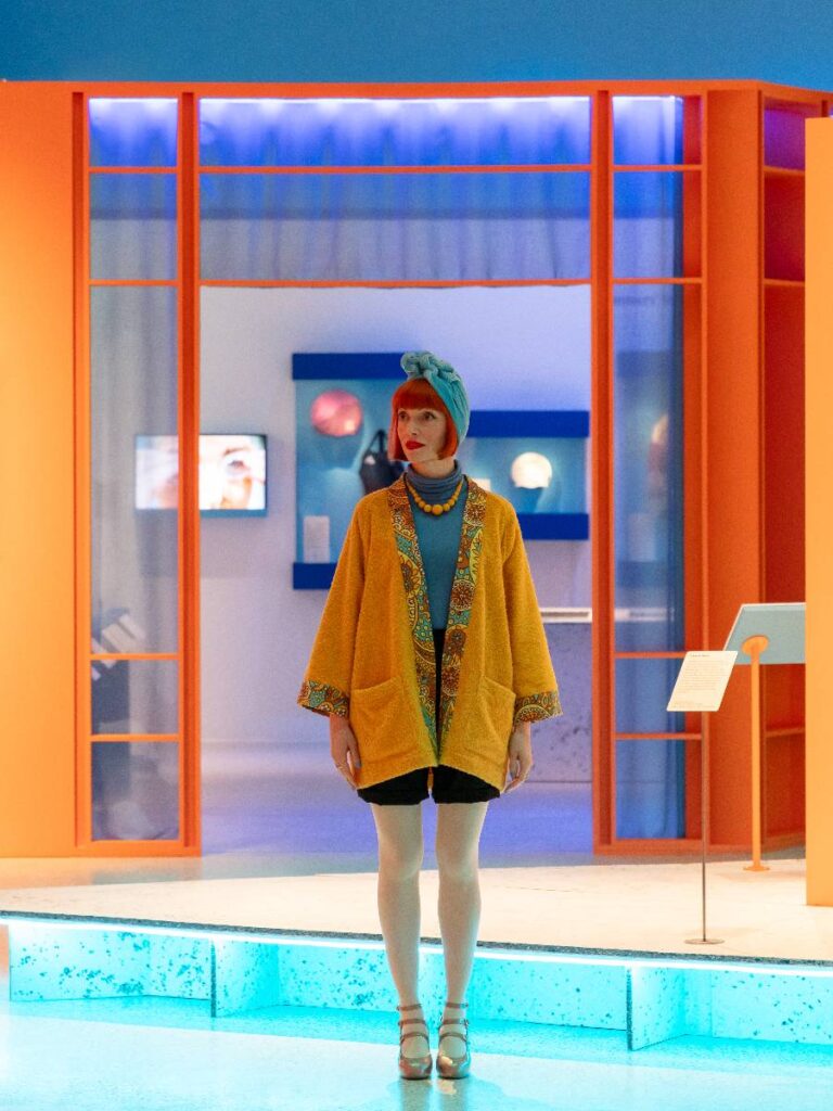 Amber Butchart, ideatrice e curatrice della mostra Splash! A Century of Swimming and Style al Design Museum di Londra