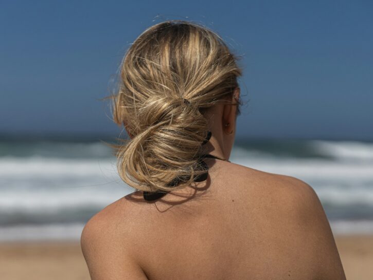 Asciugare i capelli all'aria, i segreti per un'estate senza crespo