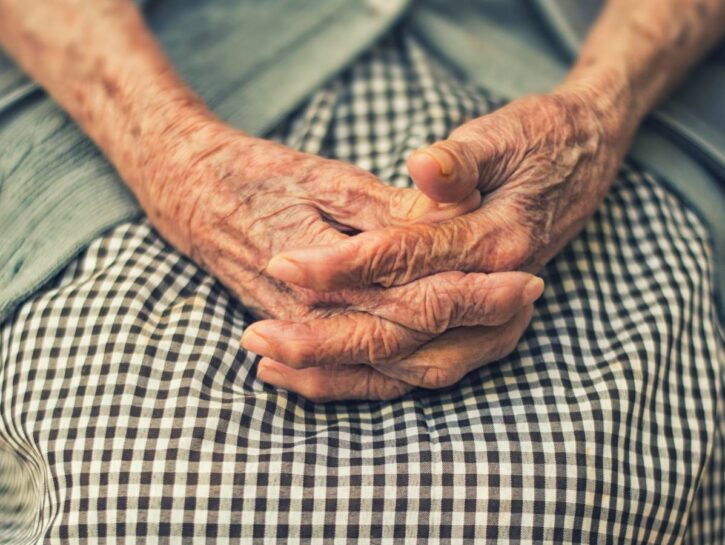 La solitudine degli anziani d'estate