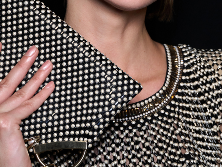 Neutral chrome nails, la manicure da sfoggiare al rientro dalle vacanze