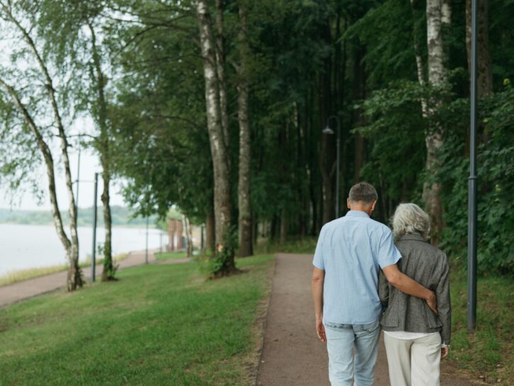 Come prevenire l'Alzheimer: meno tv e più camminate (all’indietro)