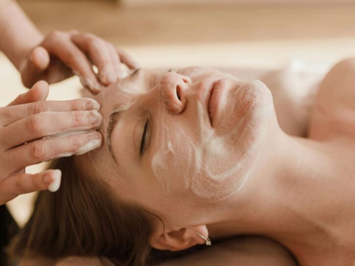 Skincare del futuro, la bellezza diventa smart con DNA, nanobot e biotecnologie