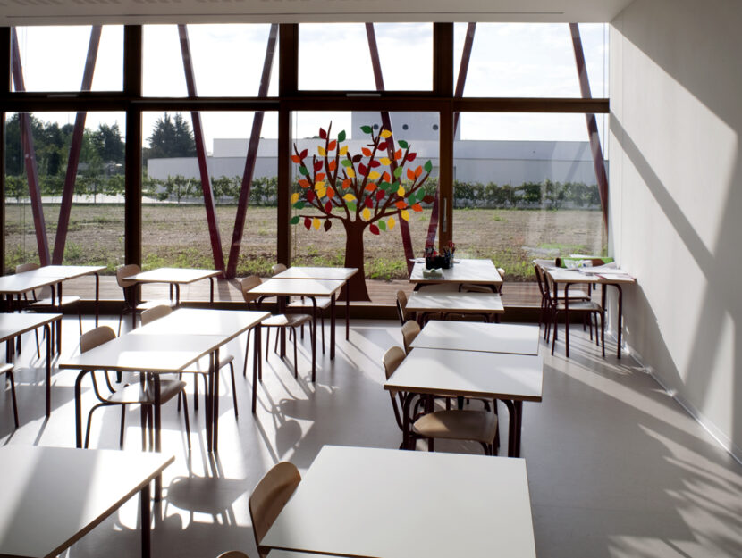Le aule accoglienti della scuola primaria di Ponzano (Treviso), con arredi realizzati in materiali n