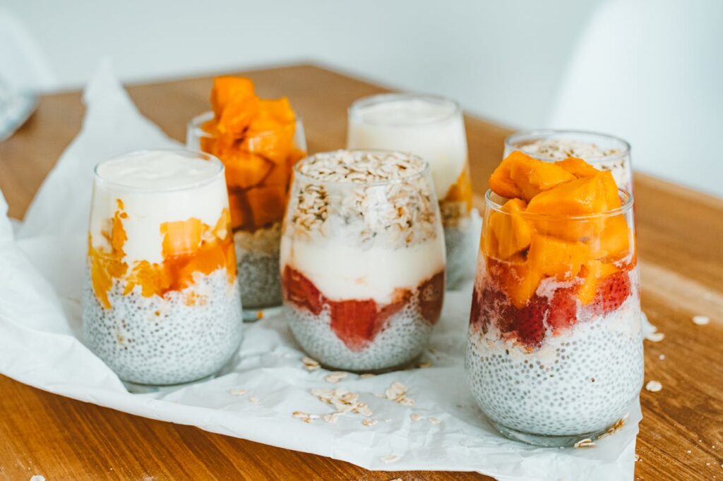 bicchierini per la colazione con semi di chia e frutta