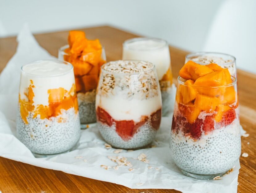 bicchierini per la colazione con semi di chia e frutta