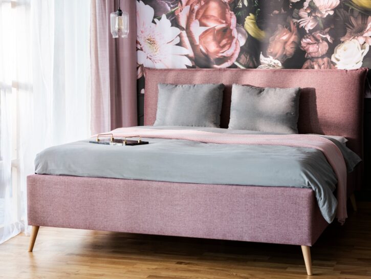 Carta da parati in camera da letto? Sì, ma con stile
