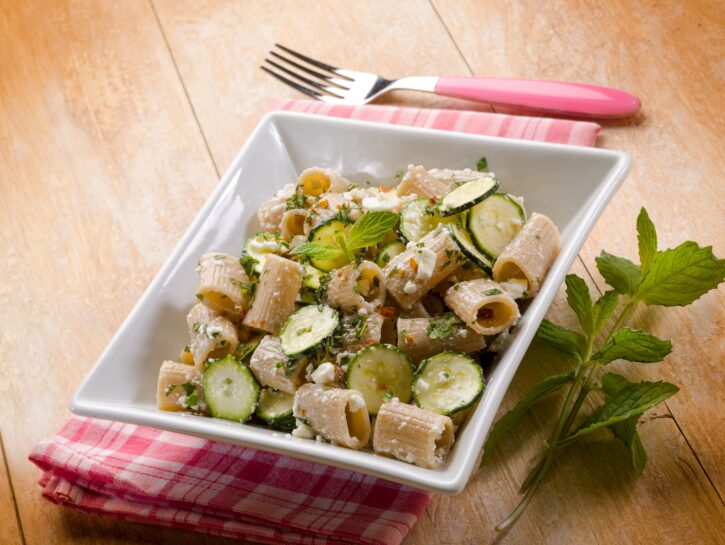 Pasta fredda con zucchine, menta e ricotta